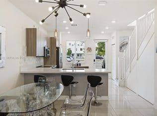 3-bedroom Townhouse — 6420 NW 102nd Path #110, Doral, 33178