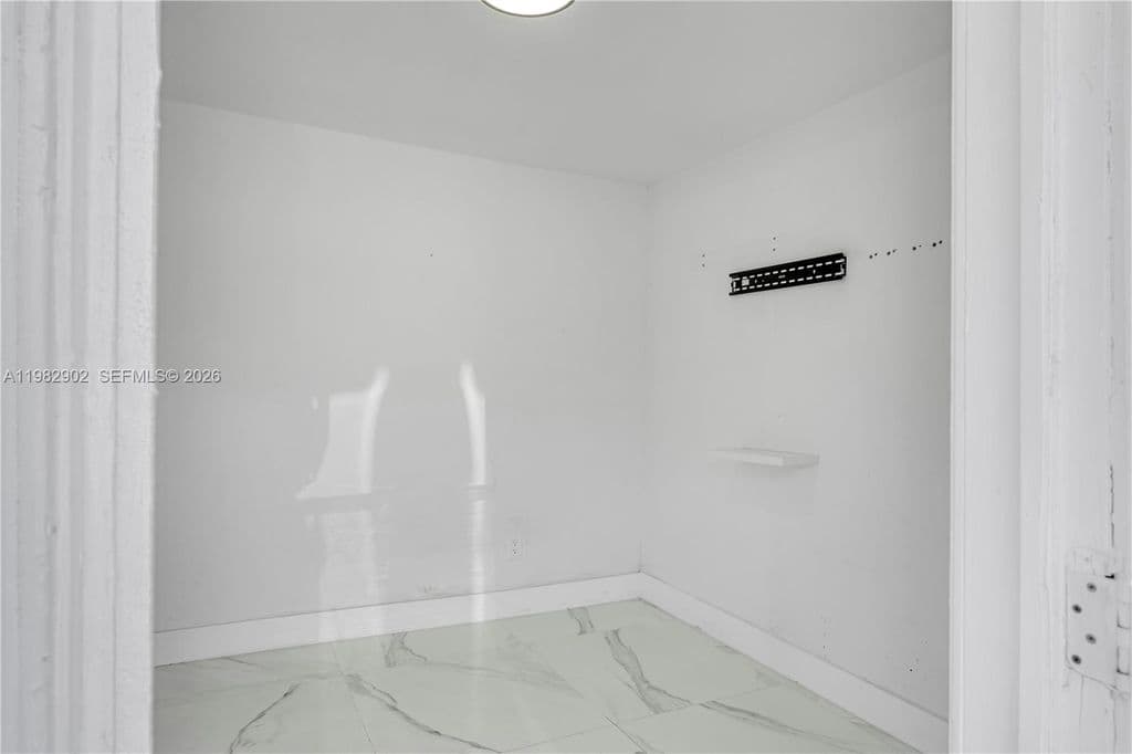 5+1 Mülk — 250 NW 34th Ave