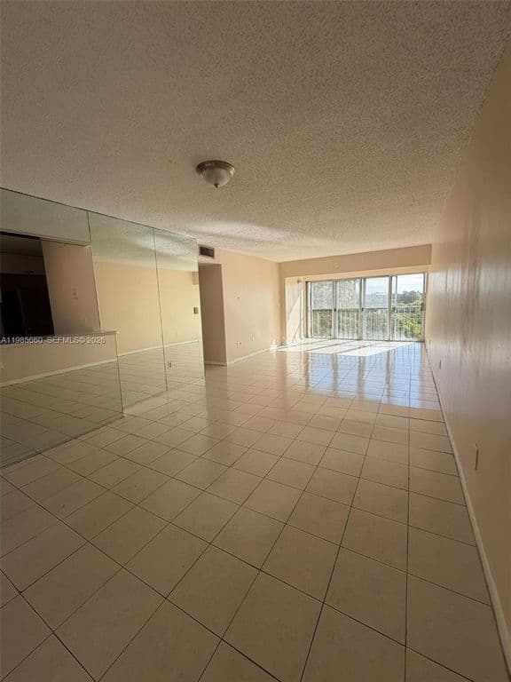 2+1 Condo — 9180 Fontainebleau Blvd APT 401