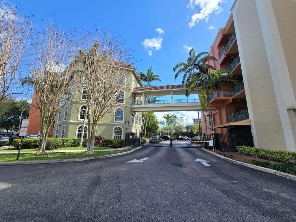 2+1 Condo — 1640 Presidential Way #403