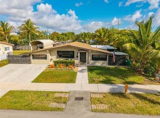 4+1 Müstakil ev — 2485 NE 214th St, Miami, 33180