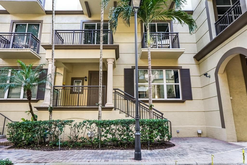 2+1 Mülk — 2609 NE 14th Avenue #114