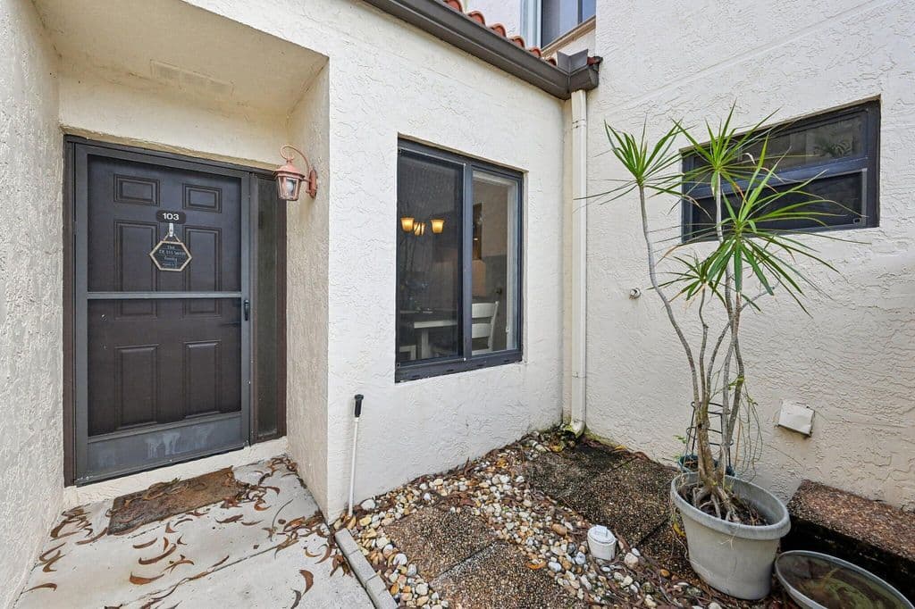 2-bedroom Condo — 22 Via De Casas #103