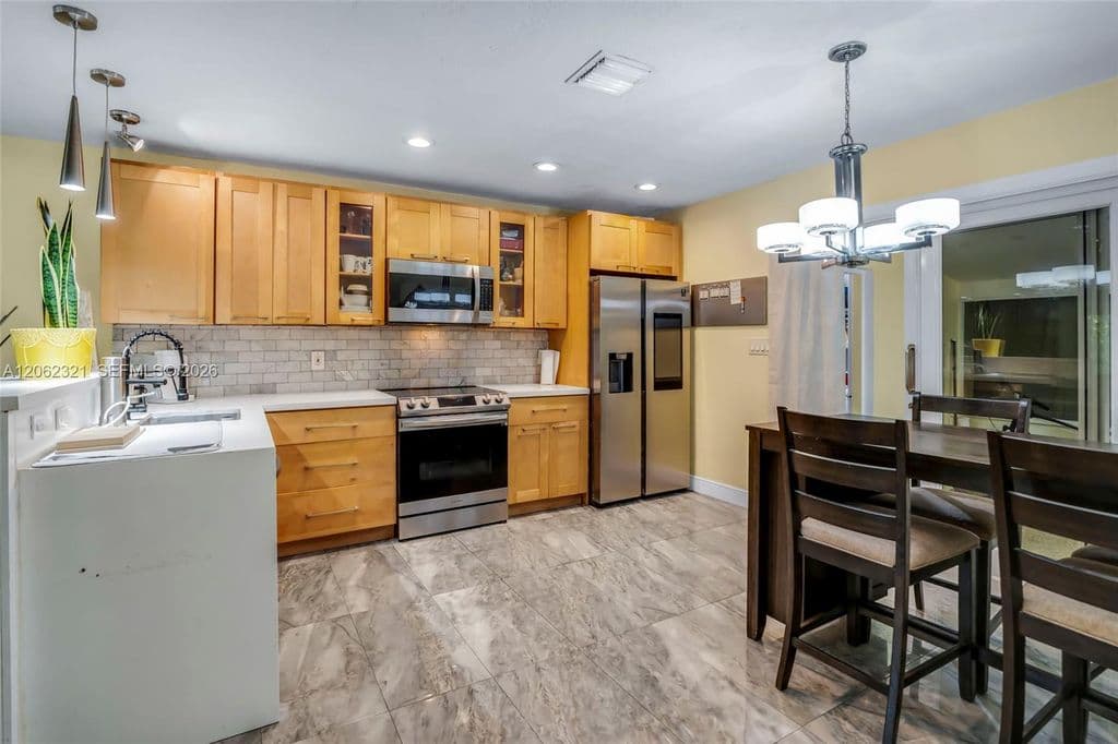 2+1 Müstakil ev — 2115 NE 15th Ave
