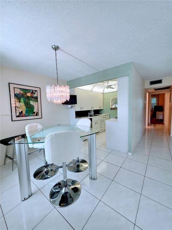 2+1 Condo — 3076 Exeter E #3076