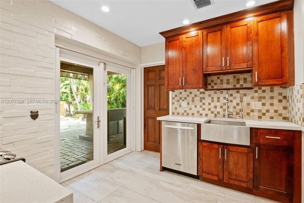 3+1 Müstakil ev — 2725 NE 21st Ave