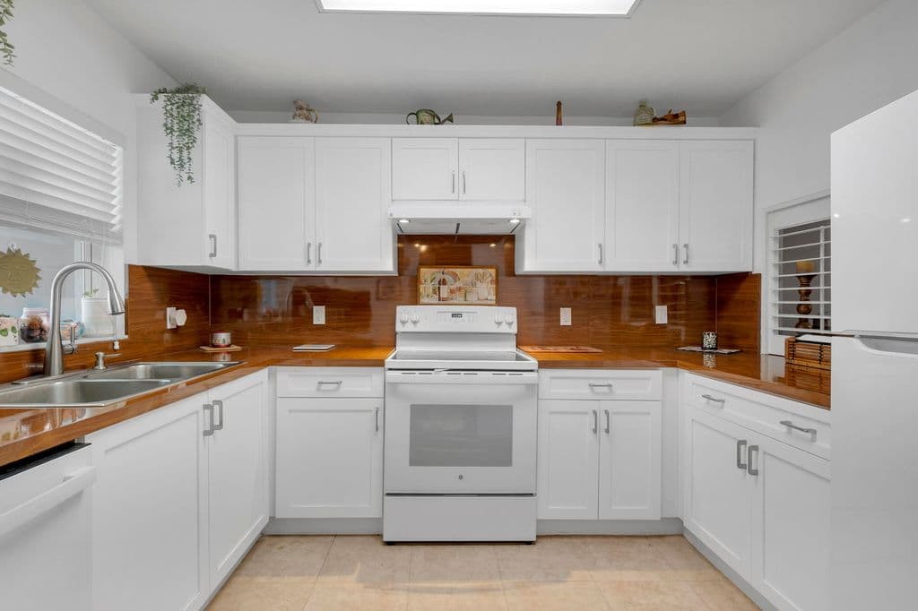 2+1 Condo — 9440 Live Oak Place #402