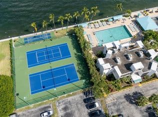 2+1 Condo — 1000 Parkview Dr APT 222, Hallandale, 33009