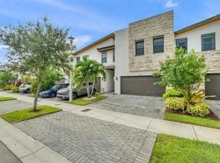 4-bedroom Townhouse — 10533 NW 78th Ter, Doral, 33178