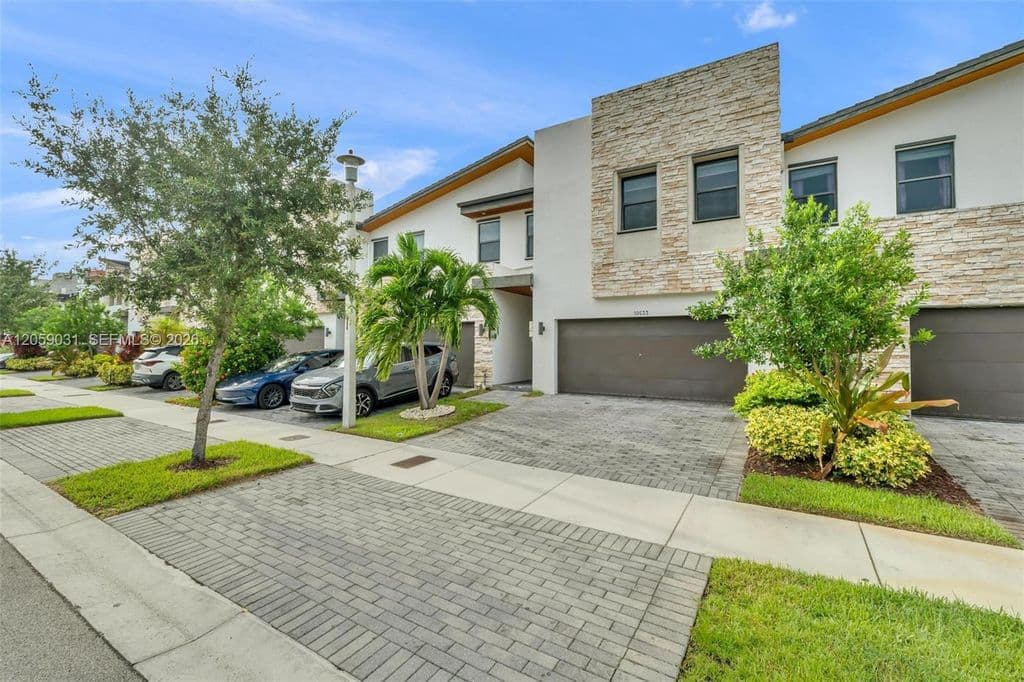 4-bedroom Property — 10533 NW 78th Ter