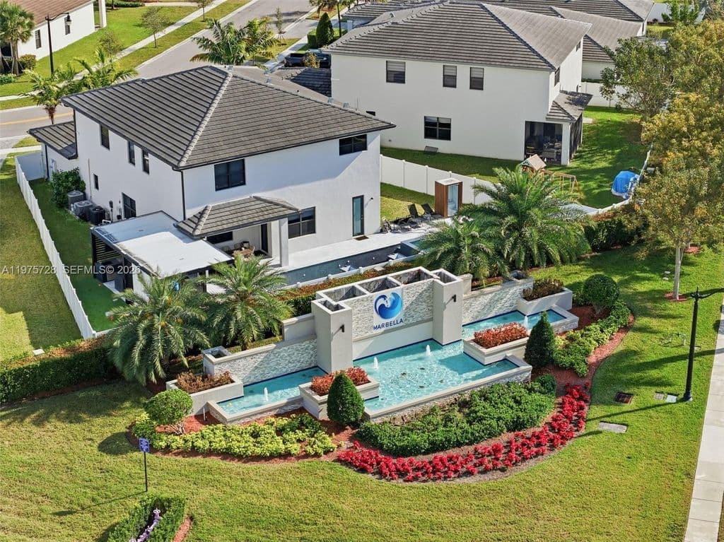 6-bedroom Single-Family Home — 4409 SW 173rd Ave