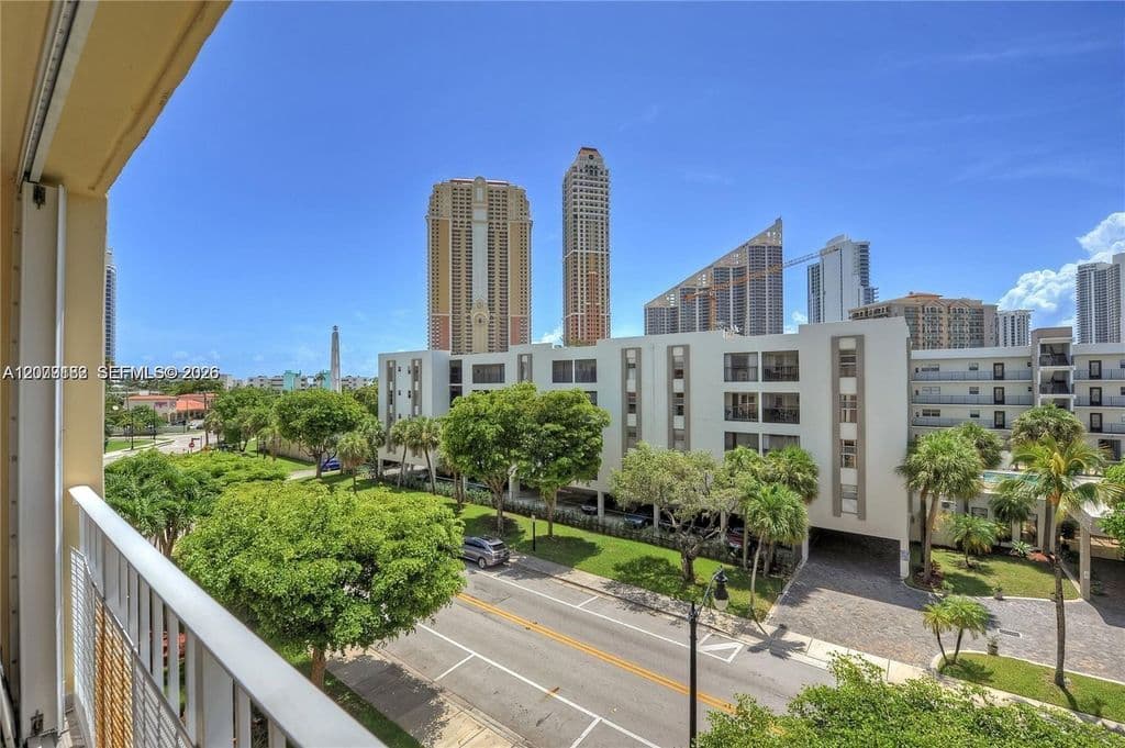 2-bedroom Condo — 200 178th Dr APT 505