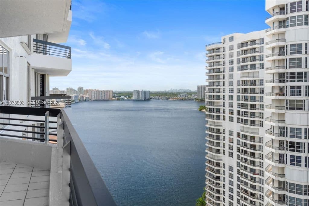 2+1 Condo — 19195 NE 36th Ct APT 2502