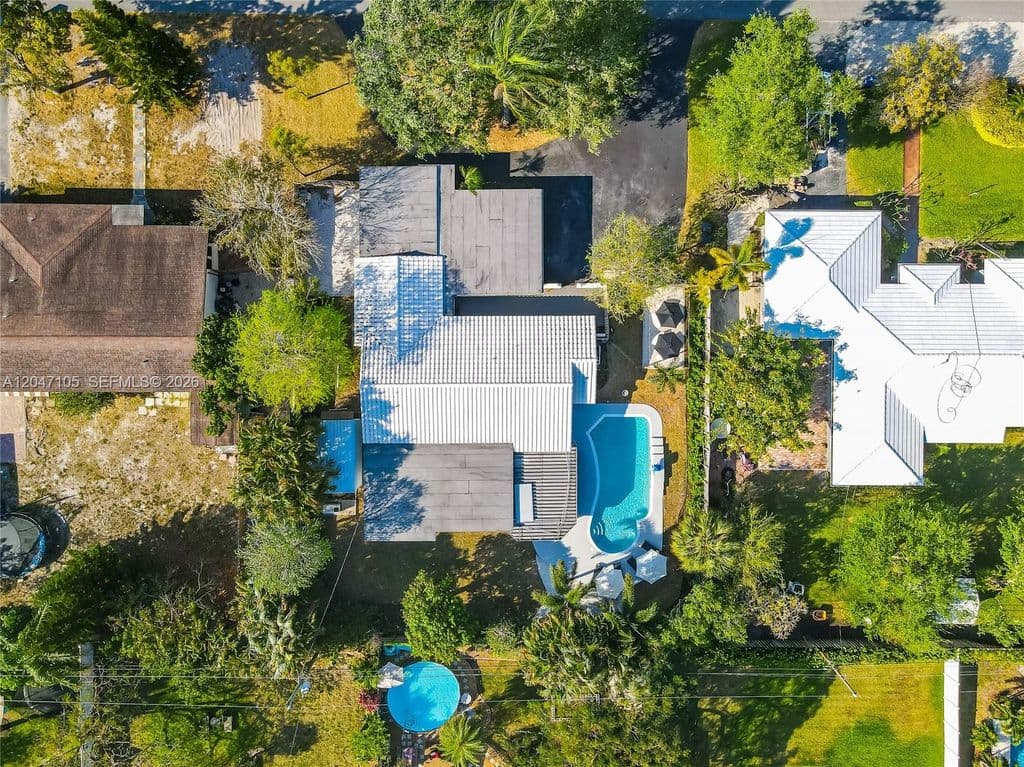4+1 Müstakil ev — 714 NE 2nd St