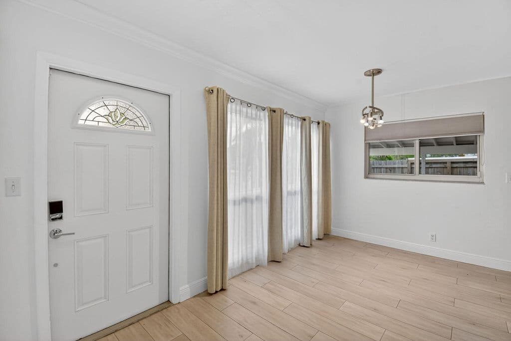 3+1 Müstakil ev — 1606 NE 15th Avenue #1606