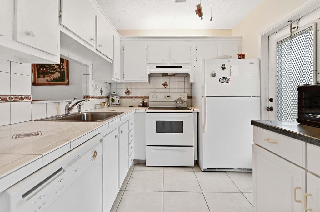 2-bedroom Condo — 3506 NW 49th Avenue #603