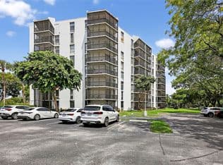 2+1 Condo — 3401 N Country Club Dr APT 109, Aventura, 33180