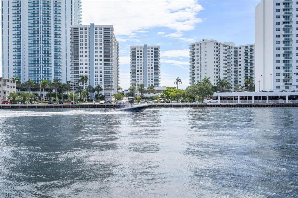2+1 Condo — 1000 Parkview Dr APT 220