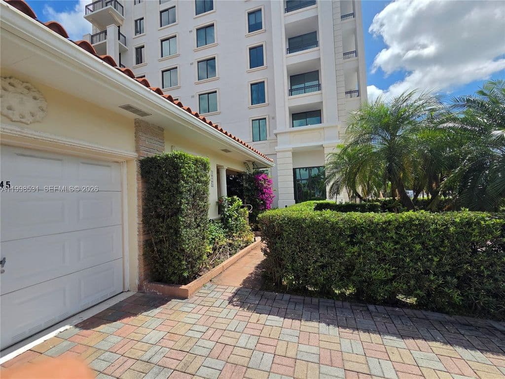 2+1 Müstakil ev — 345 Malaga Ave