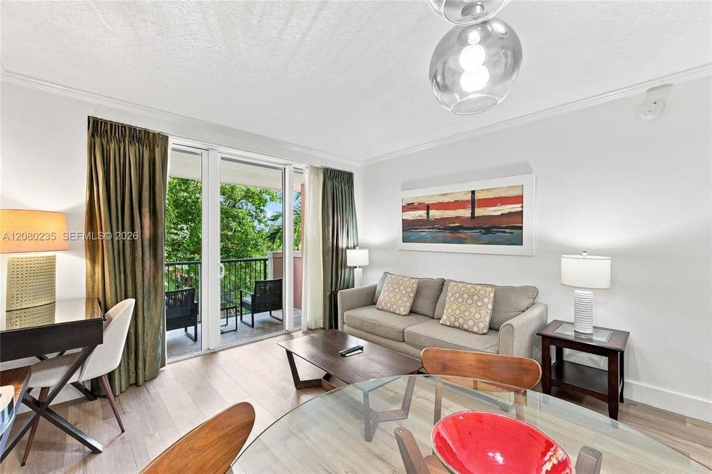 1-bedroom Condo — 2951 S Bayshore Dr #305