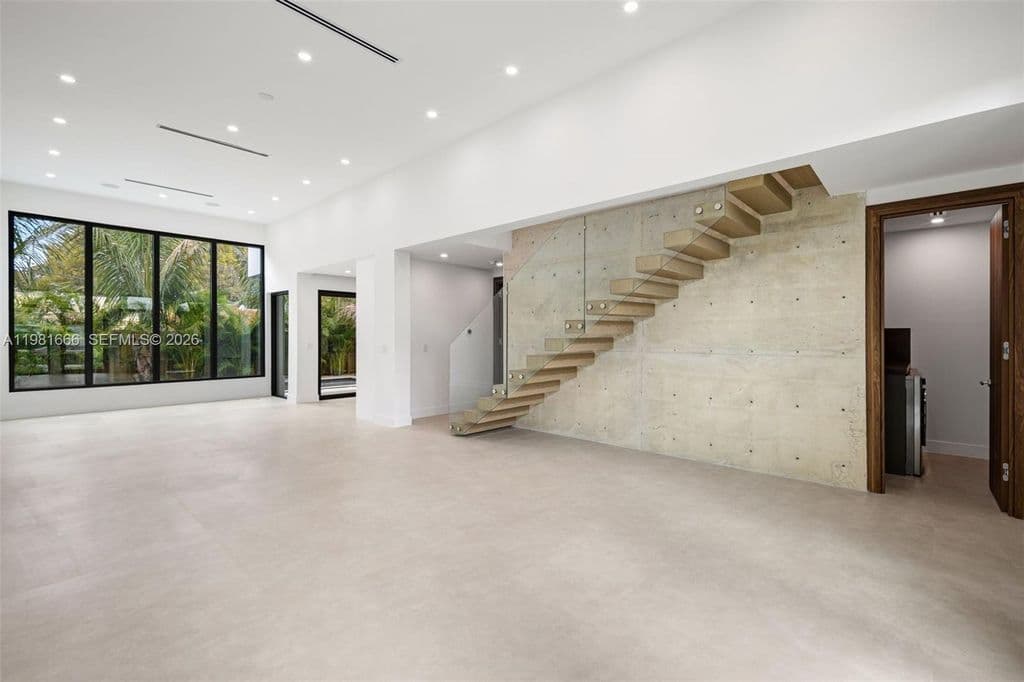 5+1 Müstakil ev — 569 NW 44th St