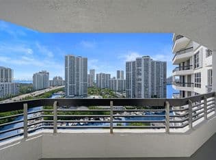 2-bedroom Condo — 3400 NE 192nd St APT 1910, Aventura, 33180