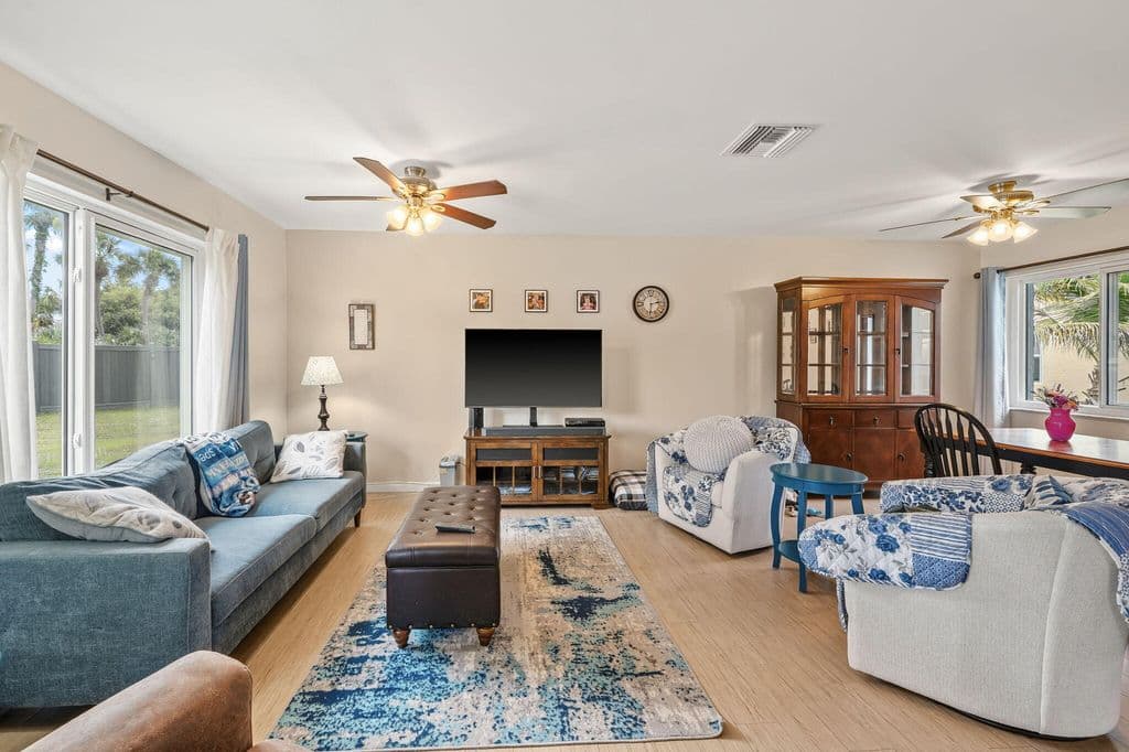 2-bedroom Single-Family Home — 119 Lakeside Circle