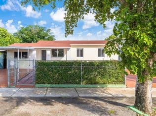5+1 Müstakil ev — 701 Tamiami Canal Rd, Miami, 33144