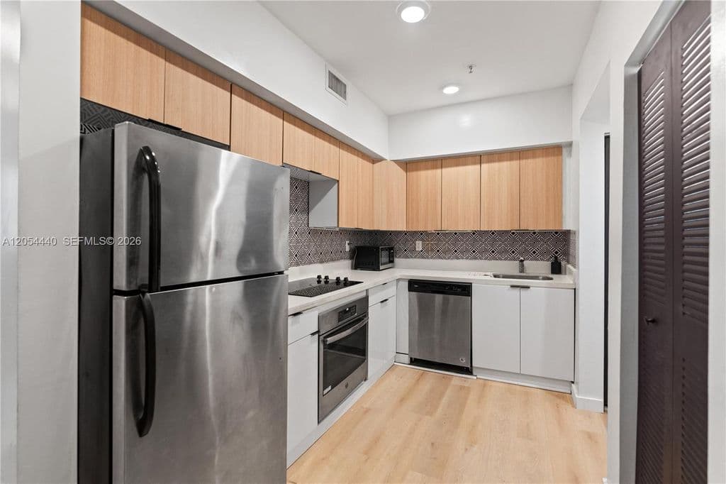 2+1 Condo — 810 7th St Unit 102
