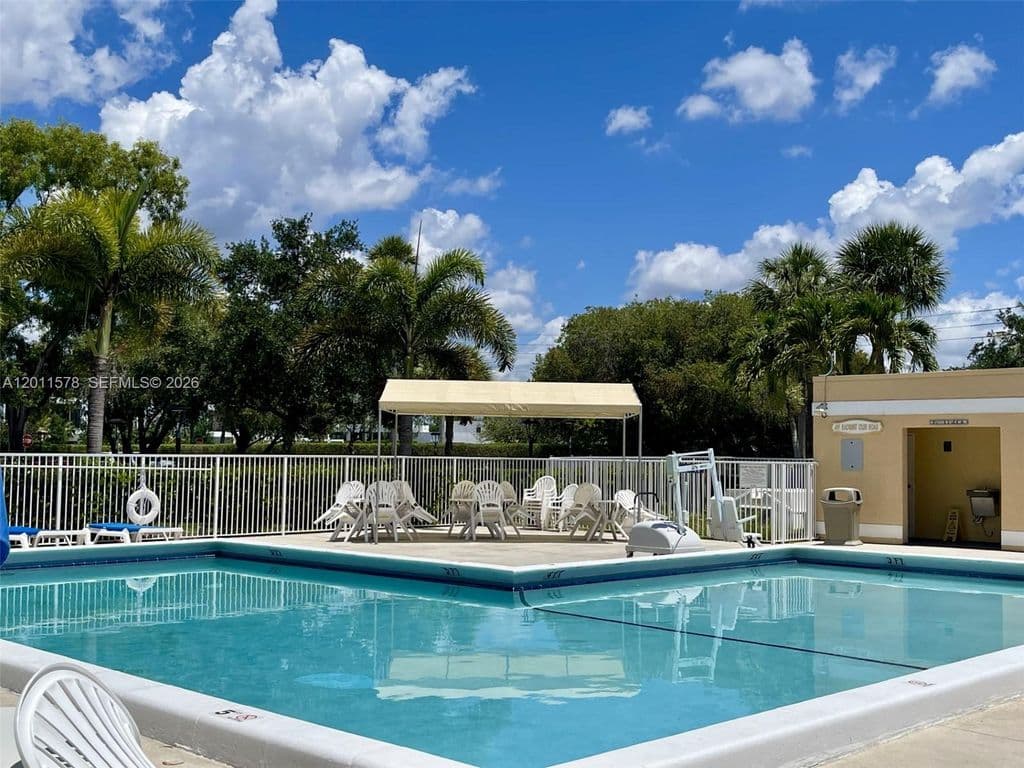 2+1 Condo — 491 Racquet Club Rd APT 303
