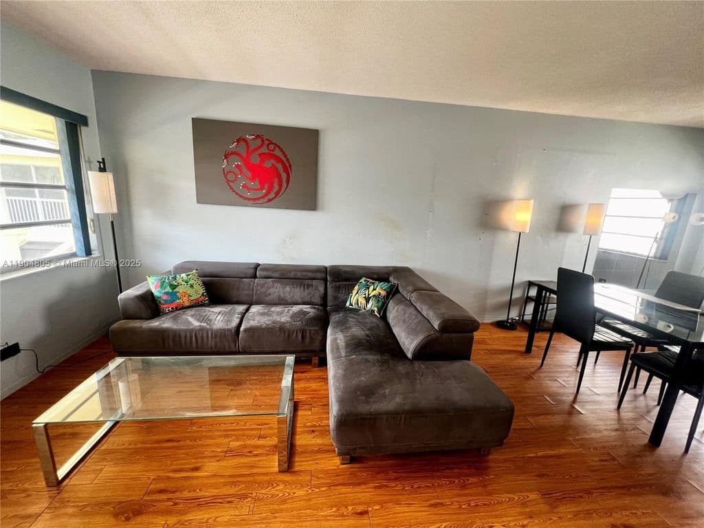 1+1 Condo — 1501 Arthur St APT 7