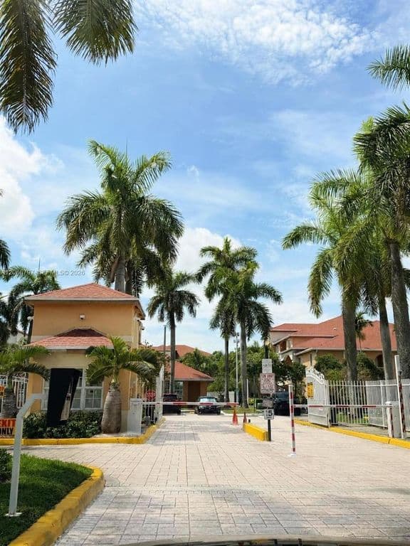 2+1 Condo — 6960 SW 39th St APT E102