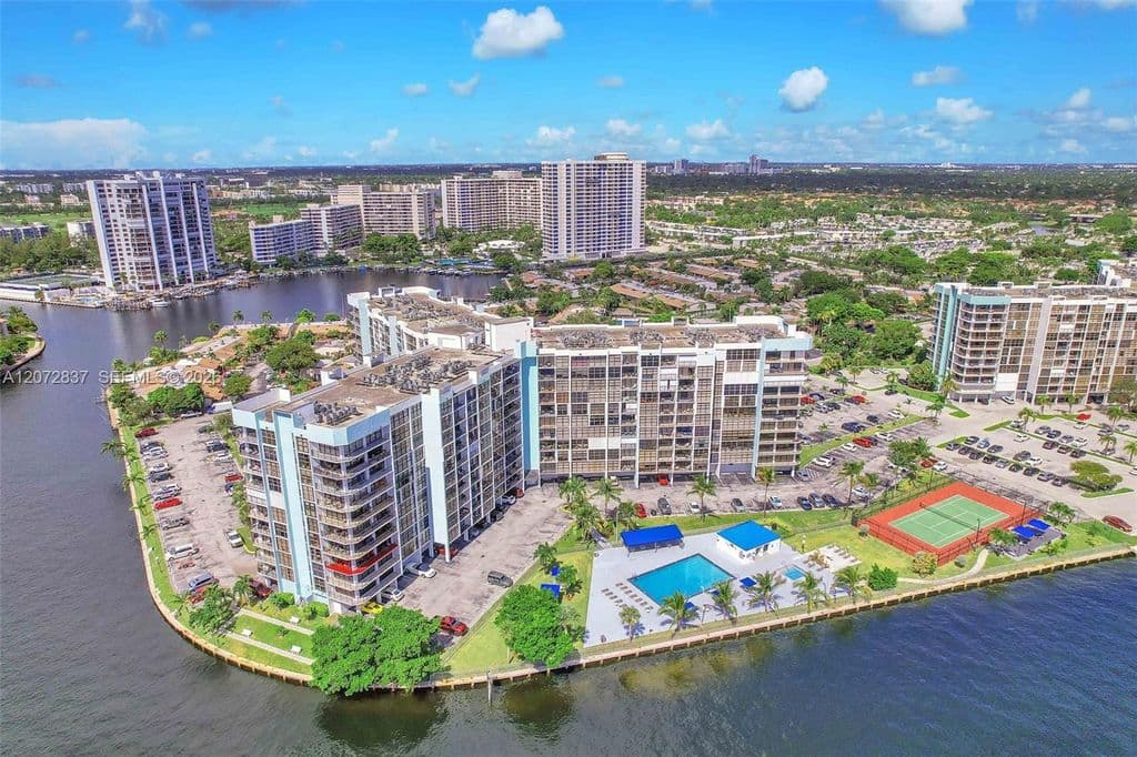 2-bedroom Condo — 200 Leslie Dr APT 818