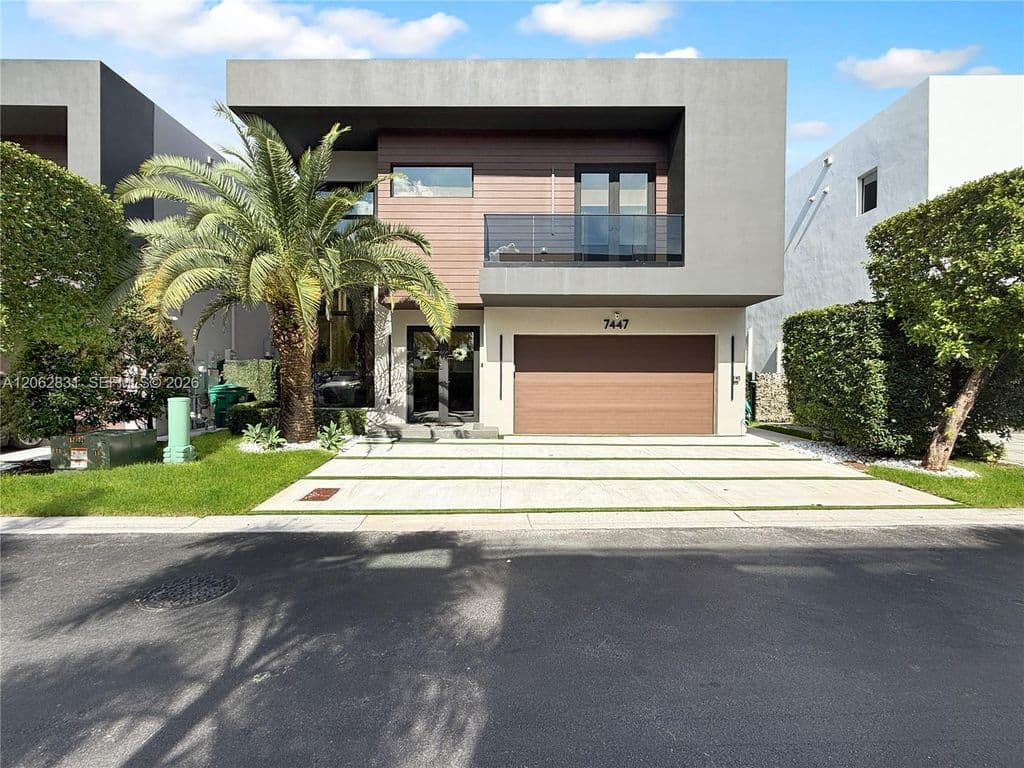 5+1 Müstakil ev — 7447 NW 97th Ct