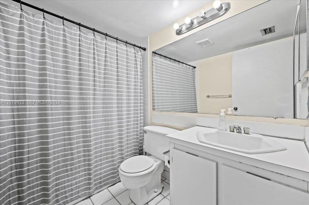 3-bedroom Condo — 1014 Green Pine Blvd APT H1