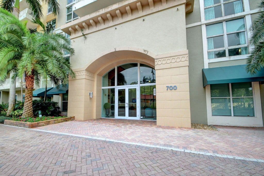 2-bedroom Condo — 625 Casa Loma Boulevard #403