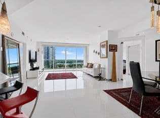 2+1 Condo — 19400 Turnberry Way #921, Aventura, 33180