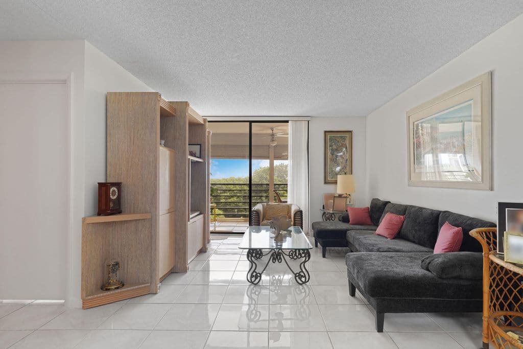 2+1 Condo — 1200 Saint Charles Place #509