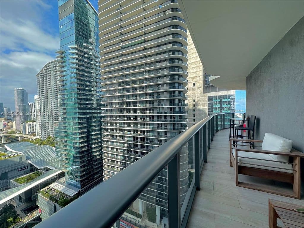 2+1 Condo — 45 SW 9th St APT 2501