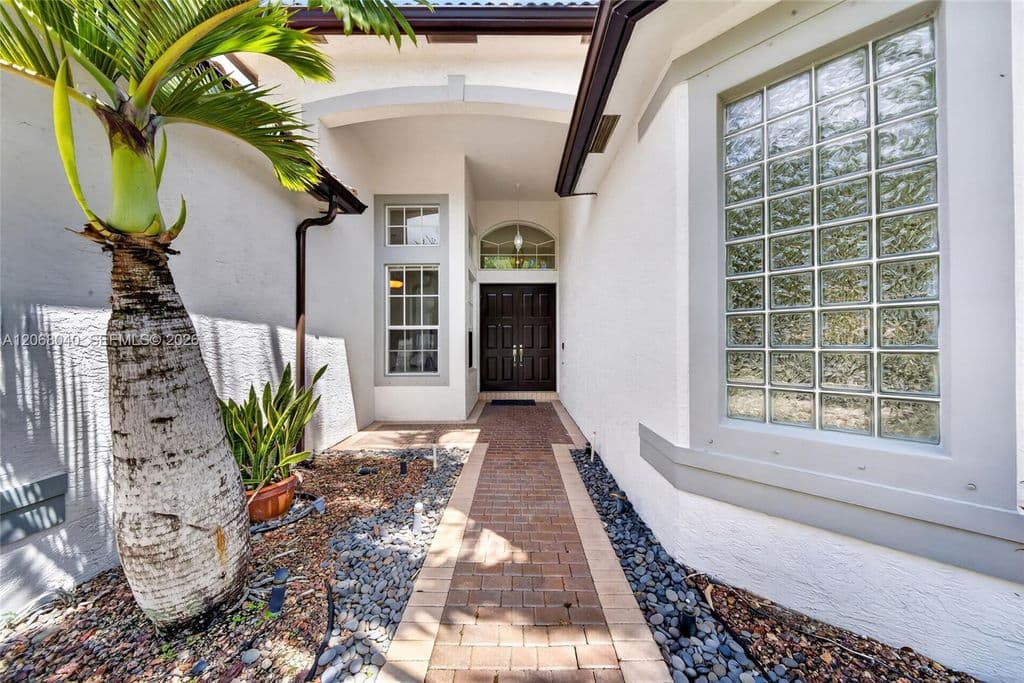 5-bedroom Single-Family Home — 18609 SW 50th Ct
