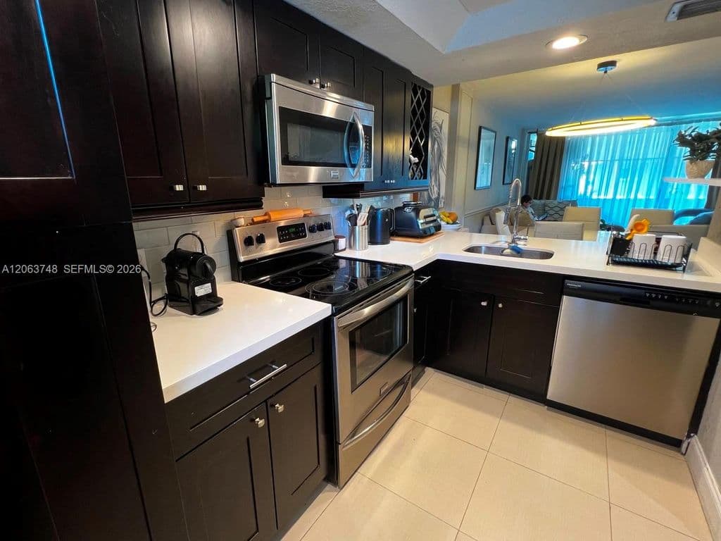 2-bedroom Condo — 111 Royal Park Dr APT 1F