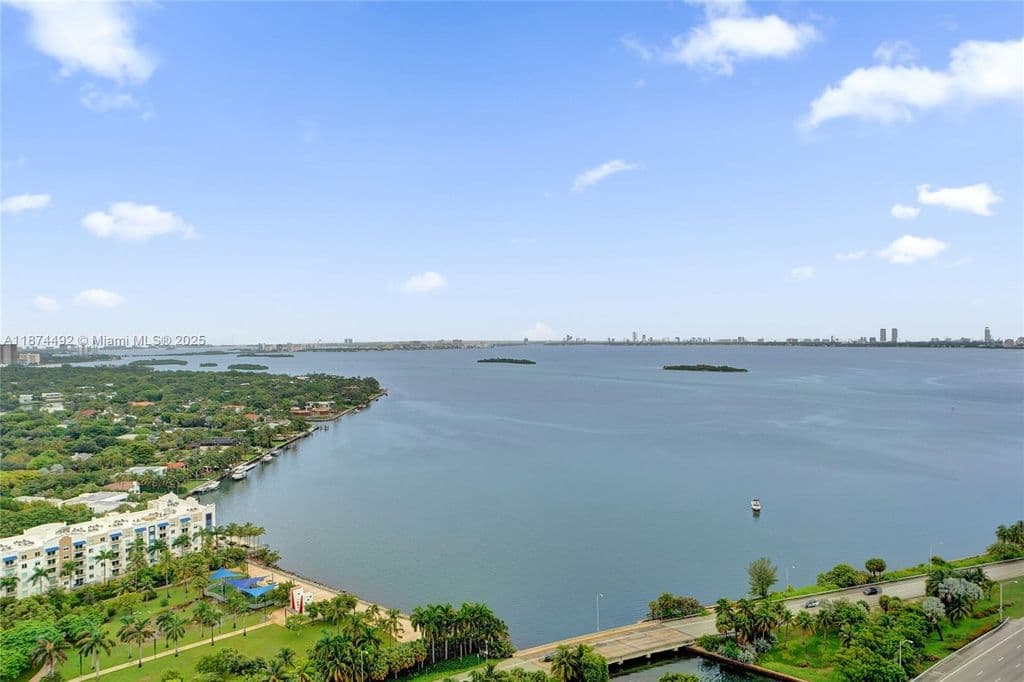 2+1 Condo — 601 NE 36th St APT 2703