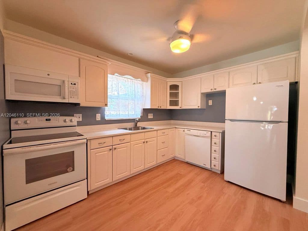 2+1 Condo — 2832 Fillmore St APT 20