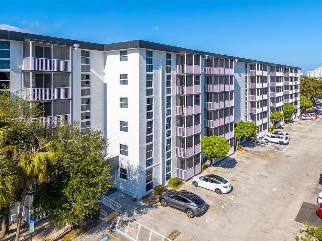 1-bedroom Condo — 16851 NE 23rd Ave #A516