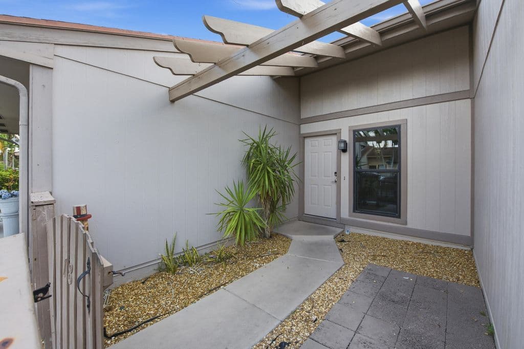 2-bedroom Single-Family Home — 18 WINCHMORE Lane
