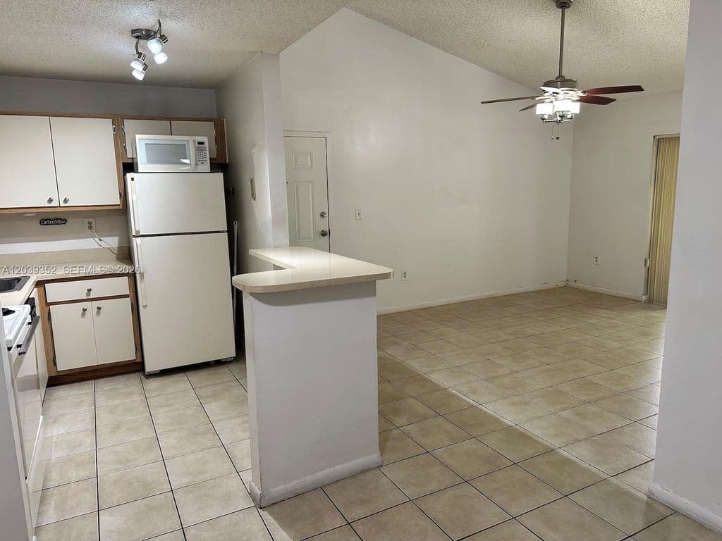 2-bedroom Condo — 7200 NW 179th St APT 311