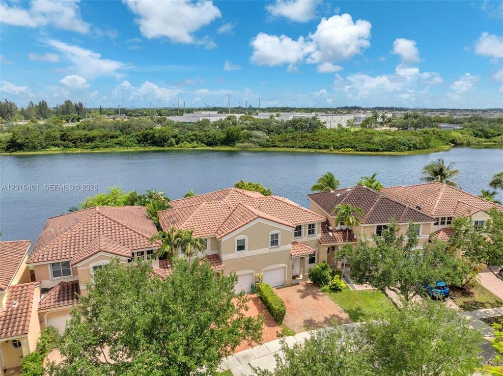 3-bedroom Property — 16910 SW 39th Ct