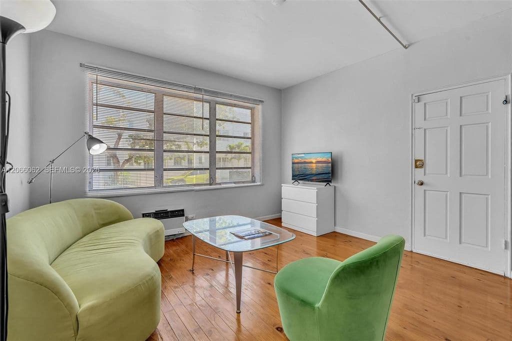 Condo — 736 12th St APT 5