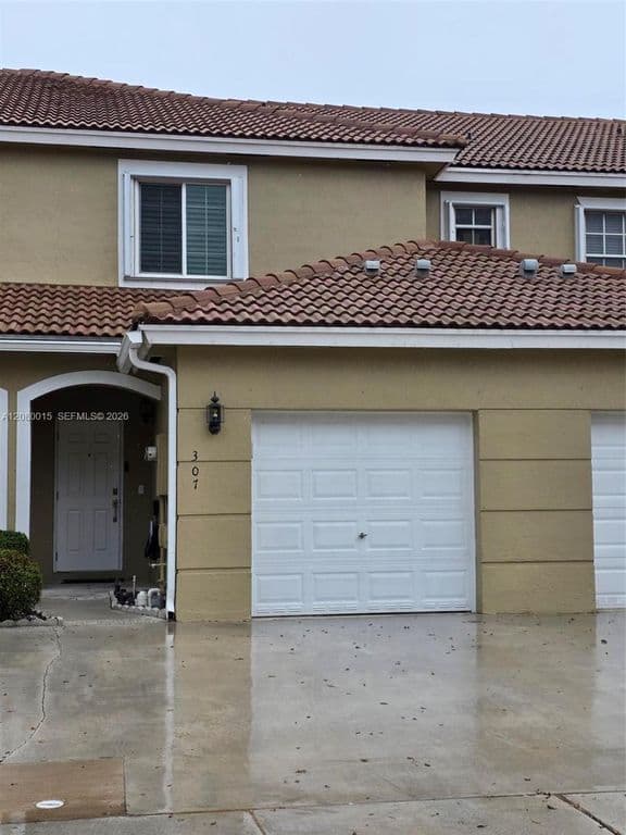 2+1 Mülk — 307 SW 120th Ave