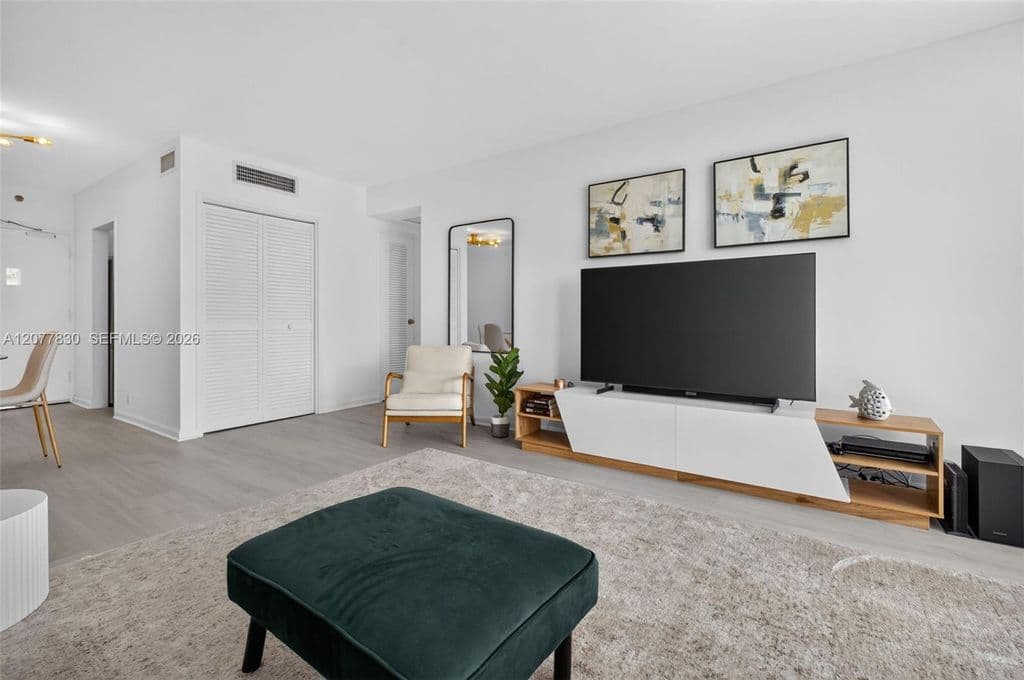 1-bedroom Condo — 1000 West Ave APT 509